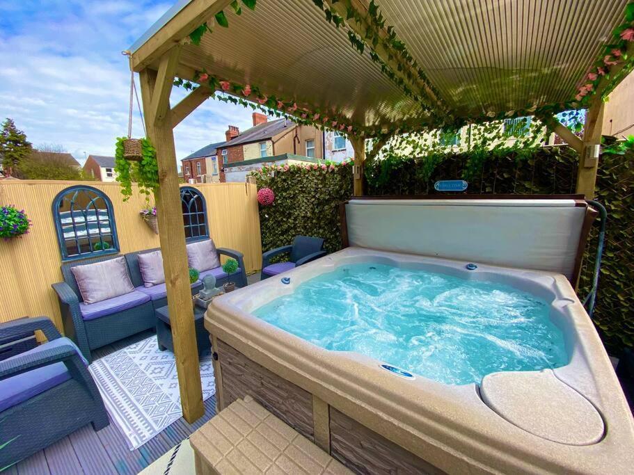 New…The Hottub House Blackpool Pleasure Beach Kültér fotó