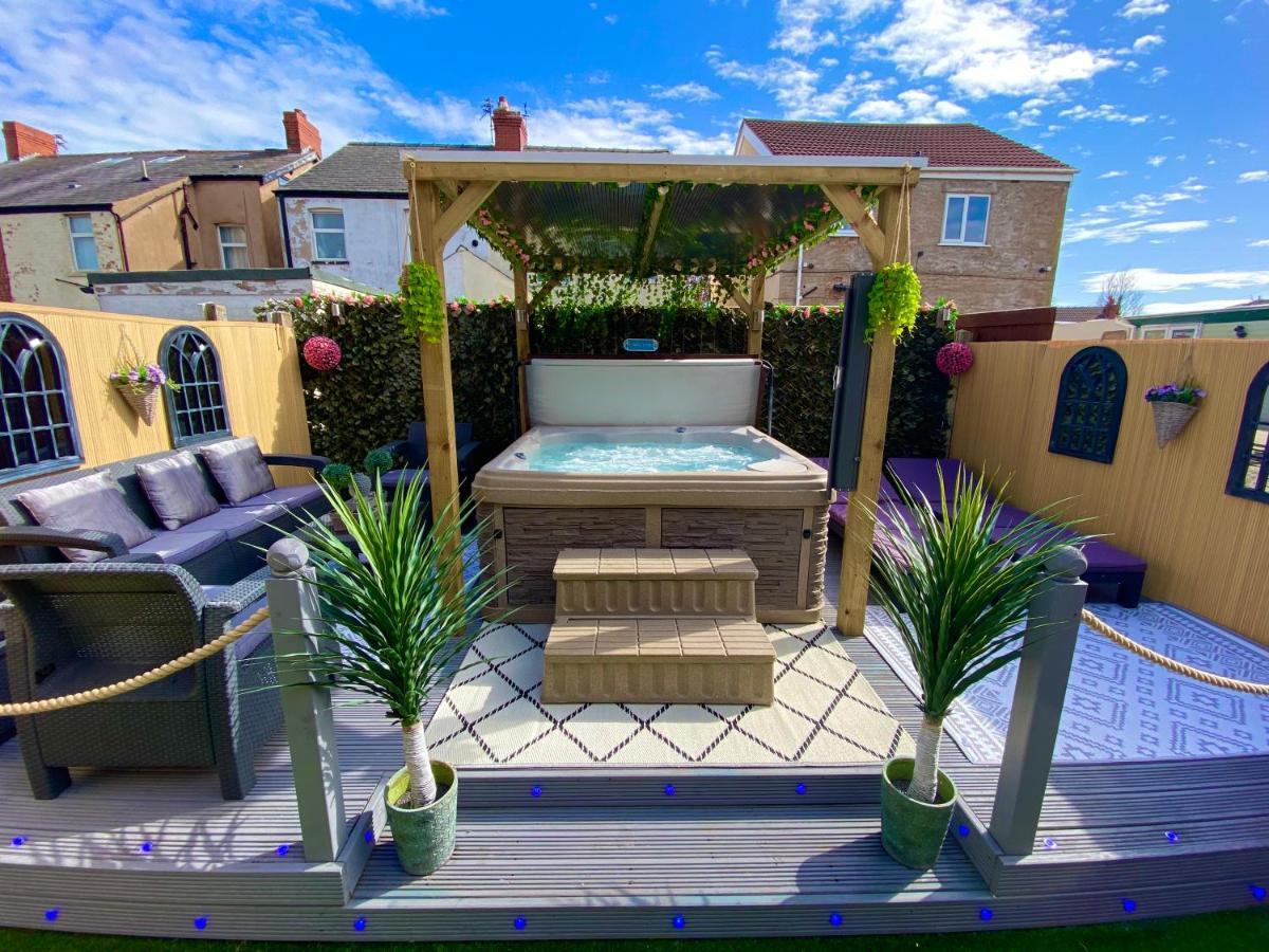 New…The Hottub House Blackpool Pleasure Beach Kültér fotó